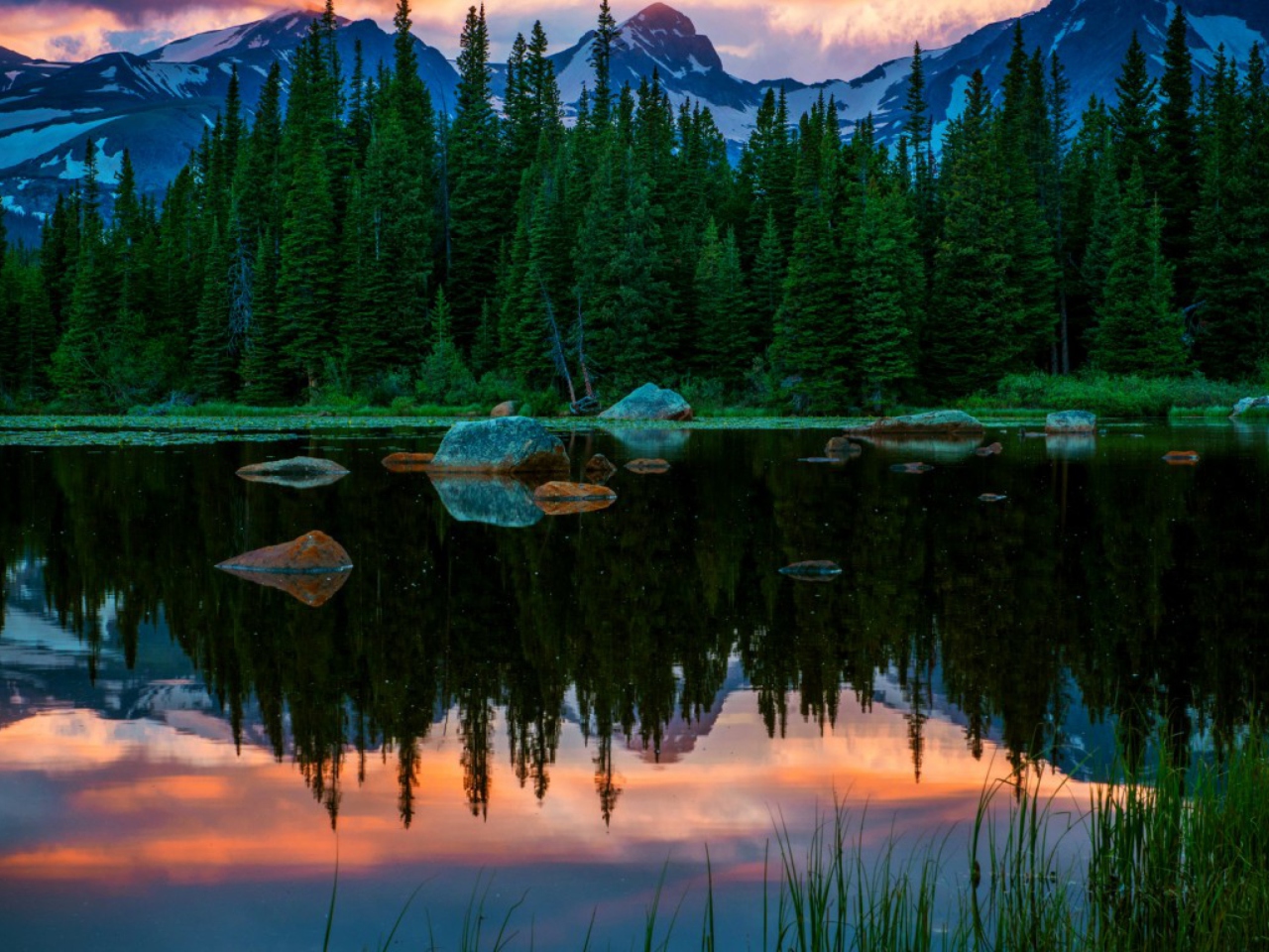 Lake In Swiss Alps wallpaper 1280x960