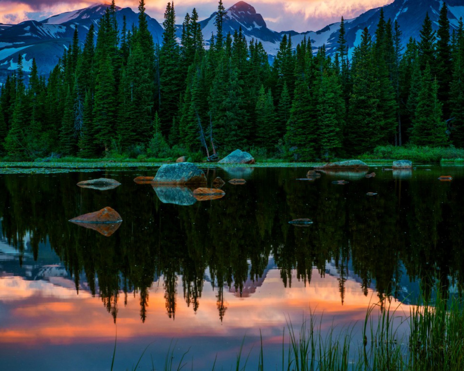 Обои Lake In Swiss Alps 1600x1280