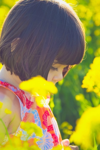 Das Cute Little Girl At Summer Meadow Wallpaper 320x480