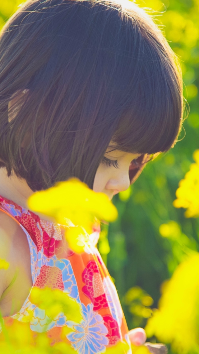 Das Cute Little Girl At Summer Meadow Wallpaper 640x1136