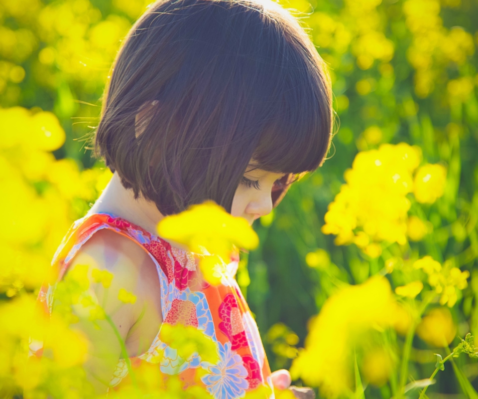 Das Cute Little Girl At Summer Meadow Wallpaper 960x800