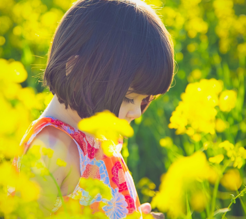 Das Cute Little Girl At Summer Meadow Wallpaper 960x854