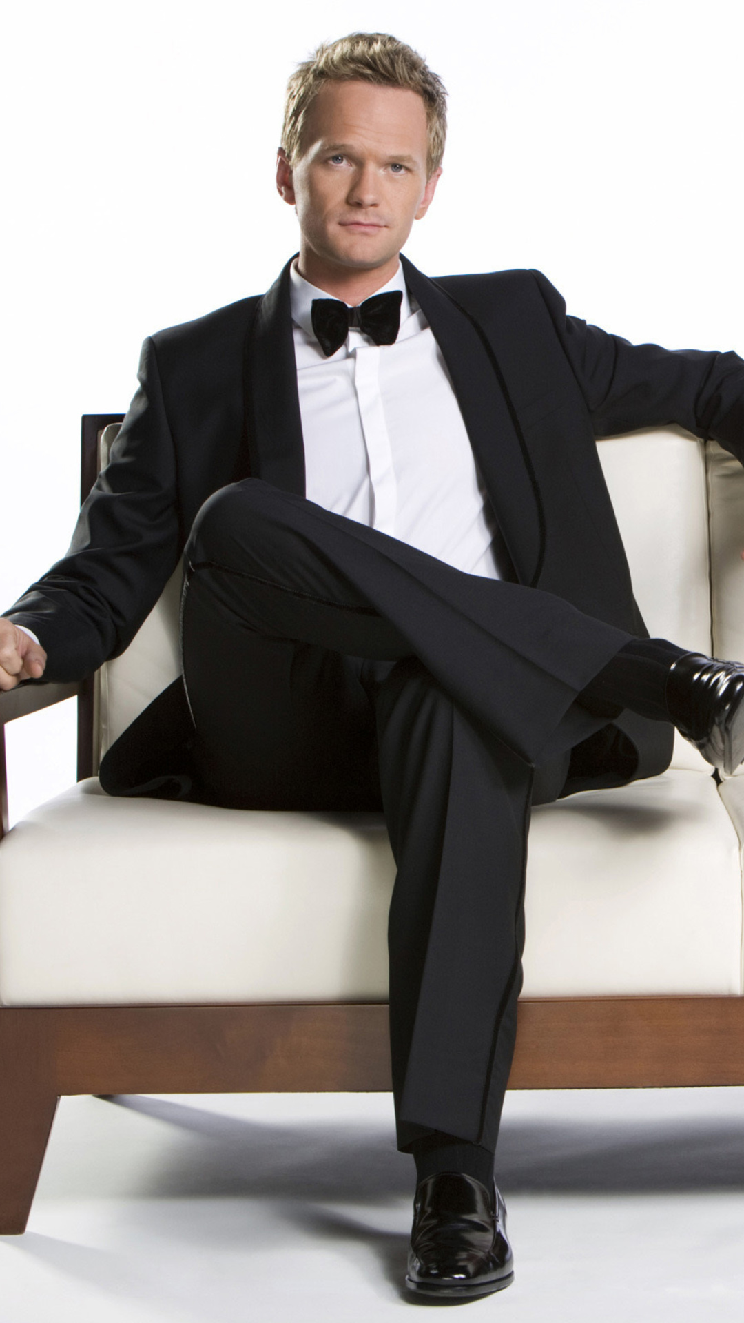 Sfondi Neil Patrick Harris with Emmy Award 1080x1920