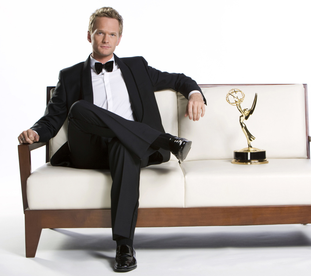 Fondo de pantalla Neil Patrick Harris with Emmy Award 1080x960