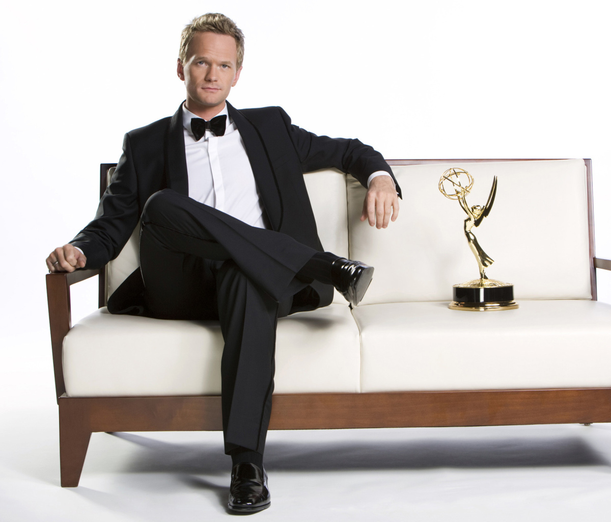 Fondo de pantalla Neil Patrick Harris with Emmy Award 1200x1024
