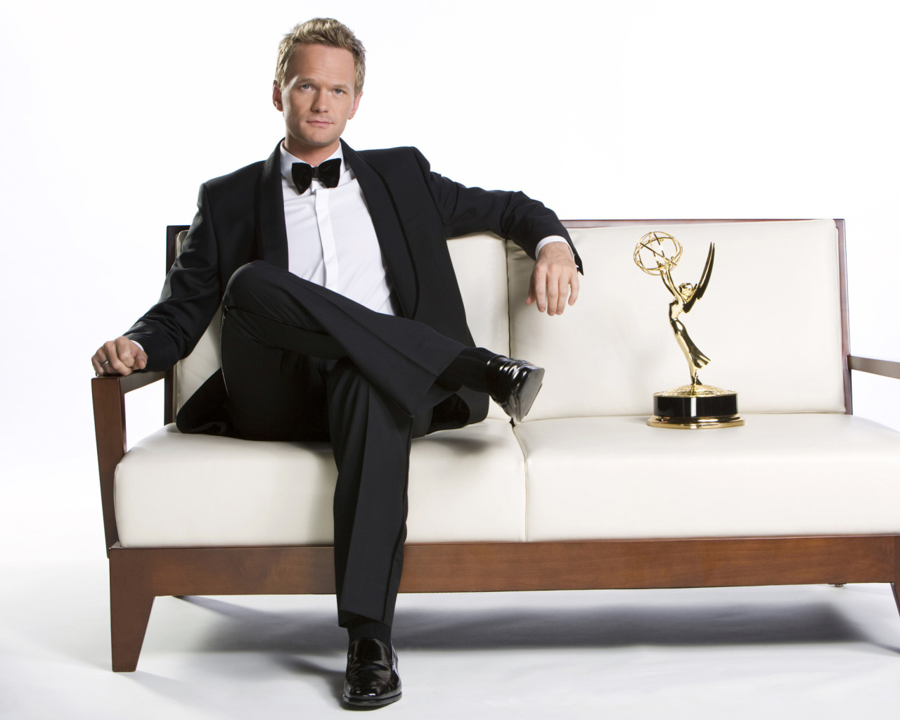 Screenshot №1 pro téma Neil Patrick Harris with Emmy Award 1280x1024