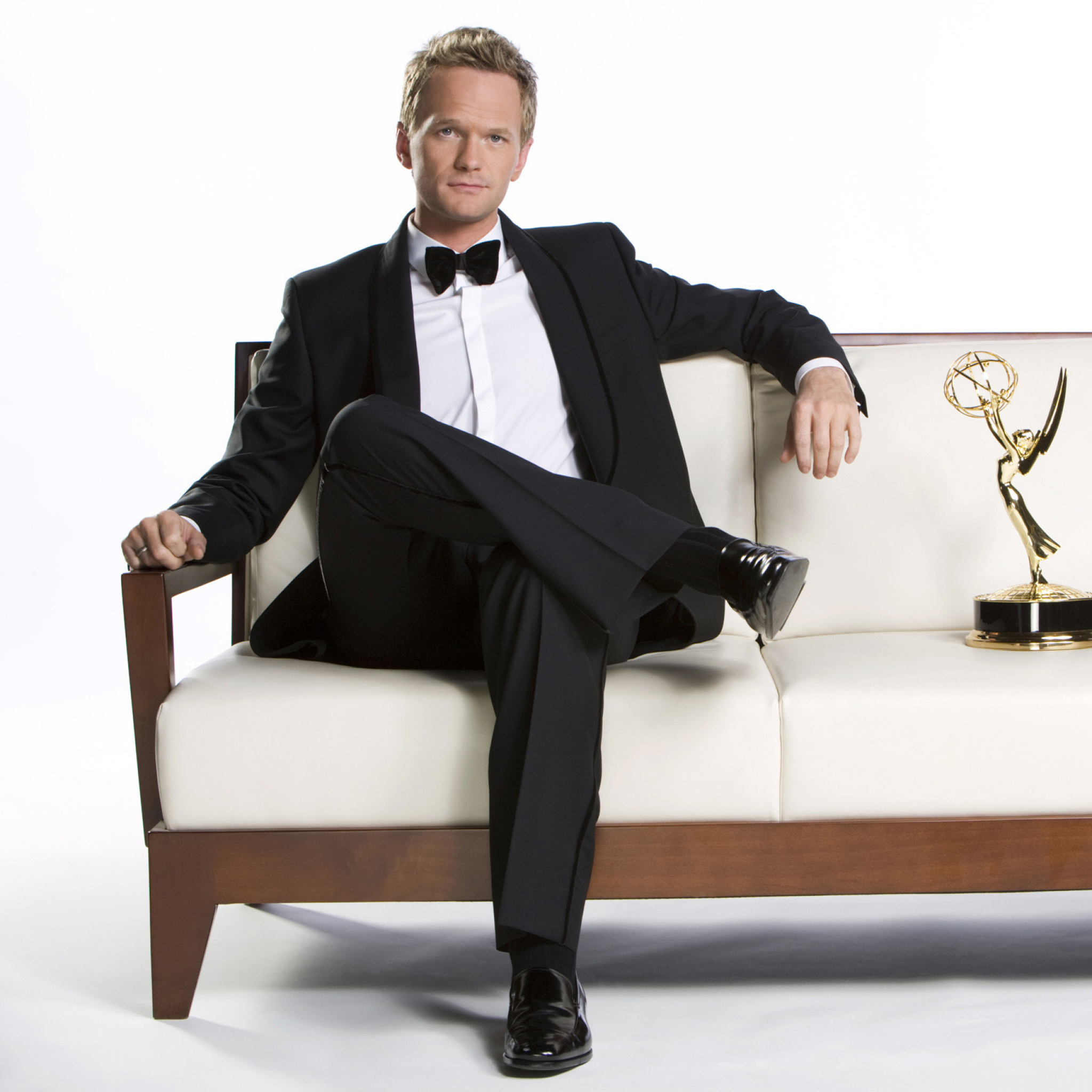 Sfondi Neil Patrick Harris with Emmy Award 2048x2048