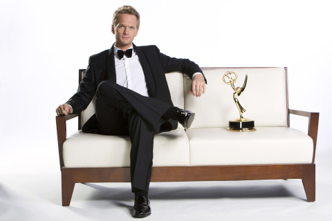 Fondo de pantalla Neil Patrick Harris with Emmy Award 480x320