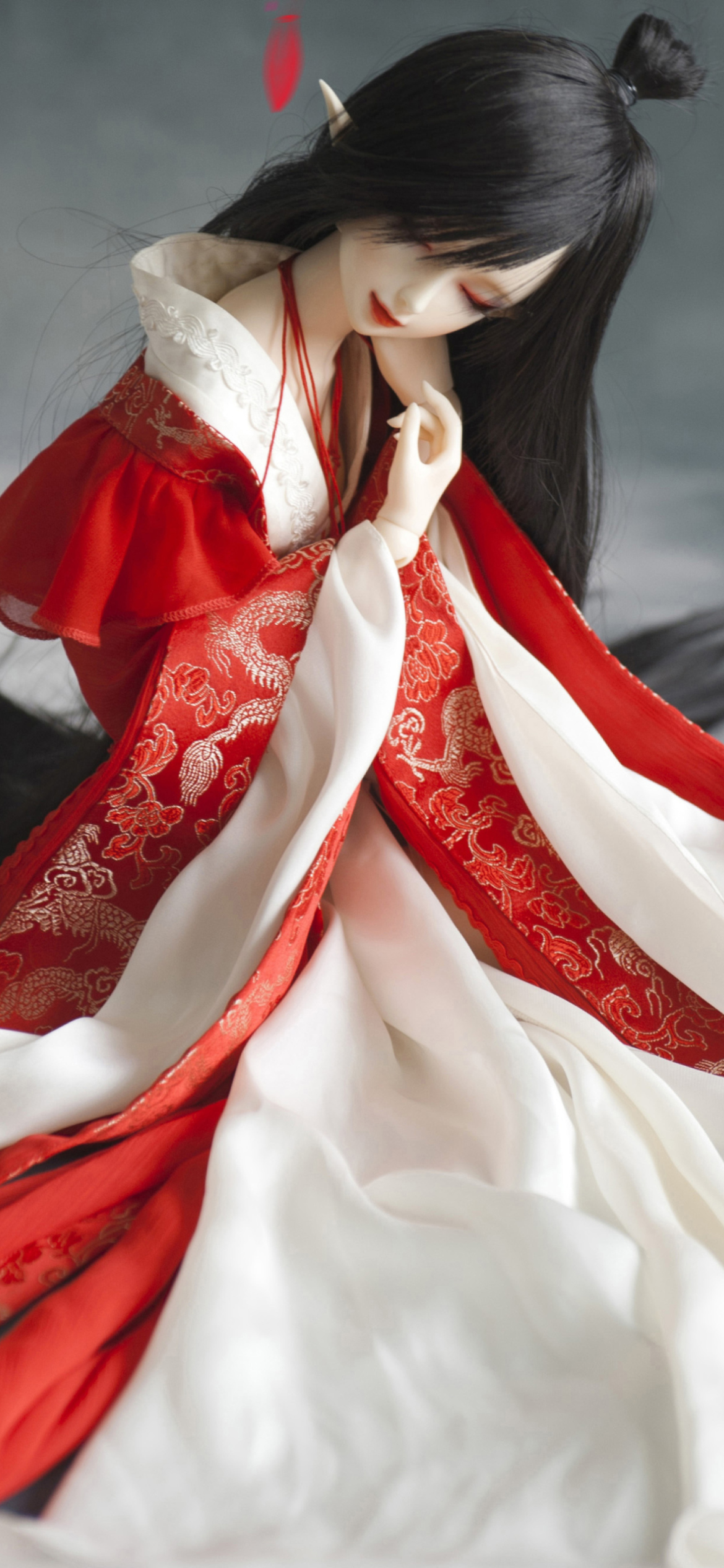 Обои Beautiful Doll In Japanese Kimono 1170x2532