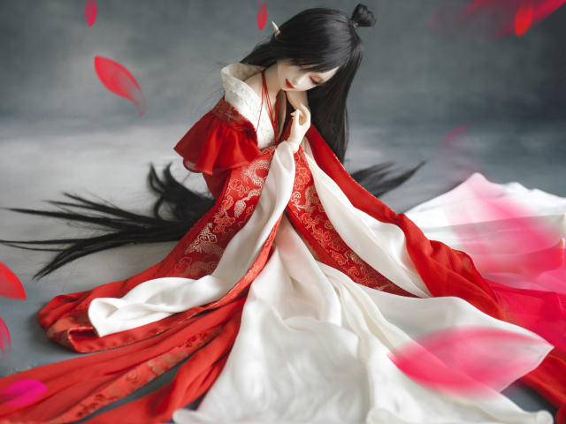 Обои Beautiful Doll In Japanese Kimono 640x480