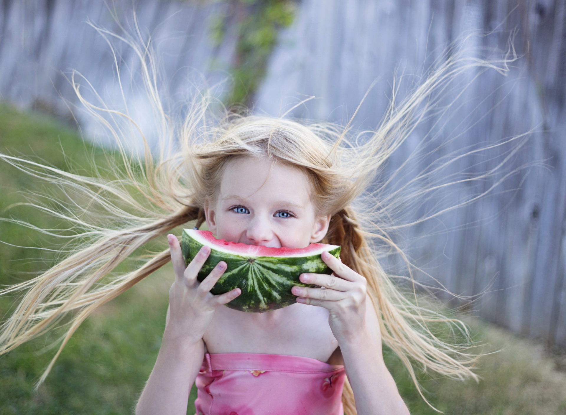 Girl Eating Watermelon screenshot #1 1920x1408