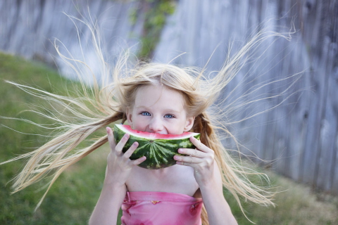Fondo de pantalla Girl Eating Watermelon 480x320