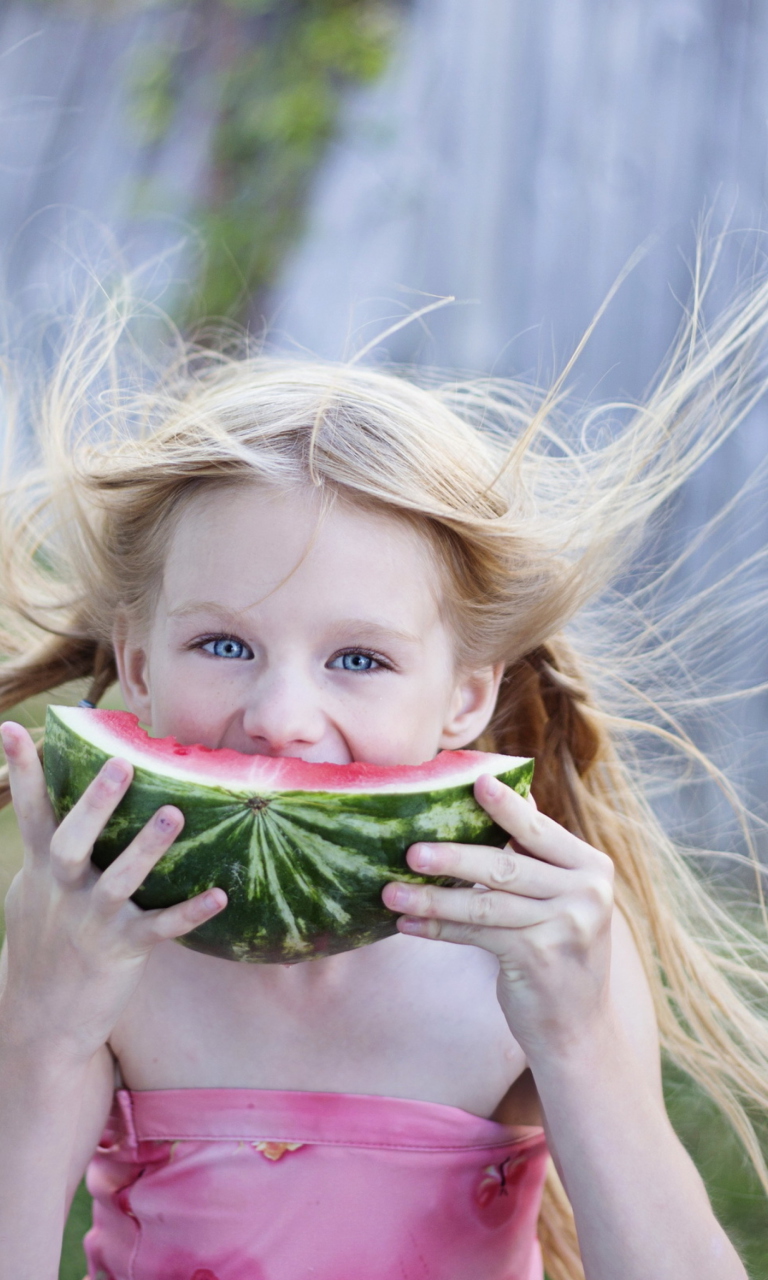 Sfondi Girl Eating Watermelon 768x1280