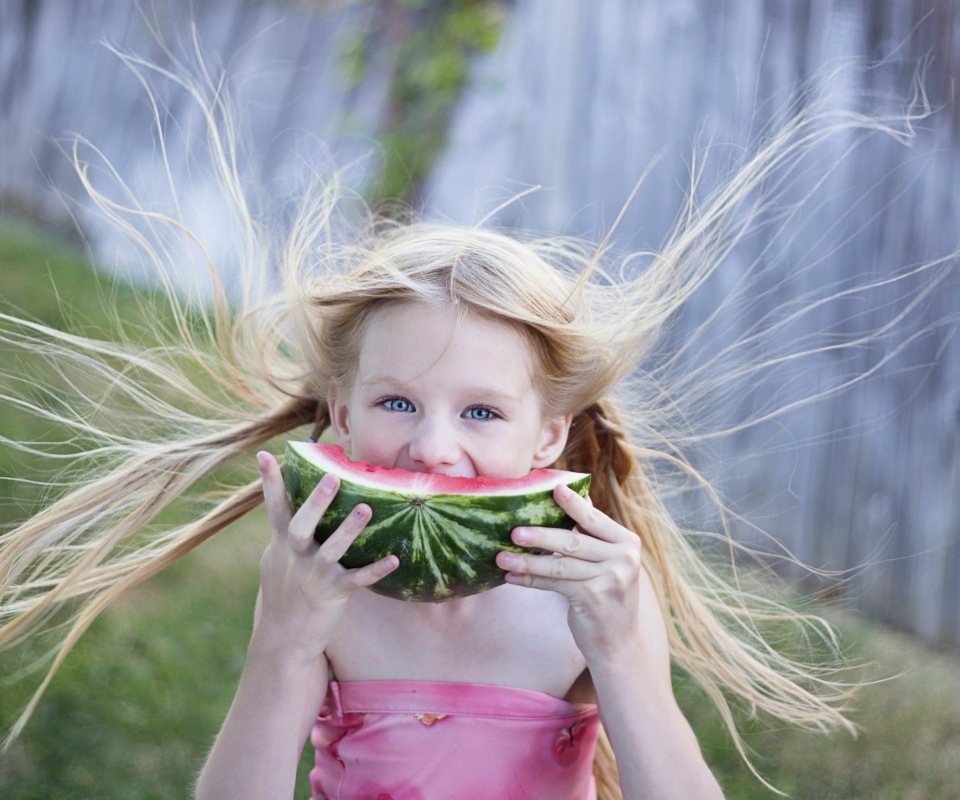 Das Girl Eating Watermelon Wallpaper 960x800