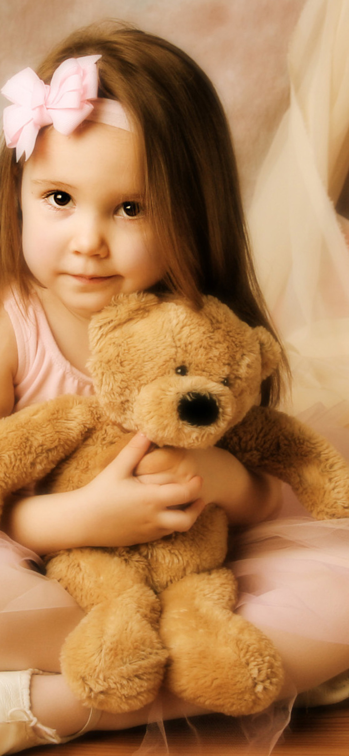 Sfondi Cute Little Girl With Teddy Bear 1170x2532