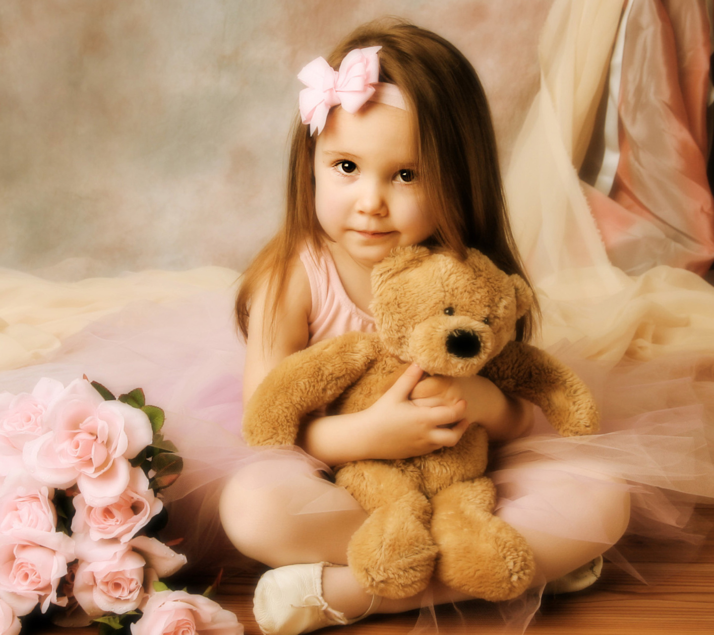 Обои Cute Little Girl With Teddy Bear 1440x1280