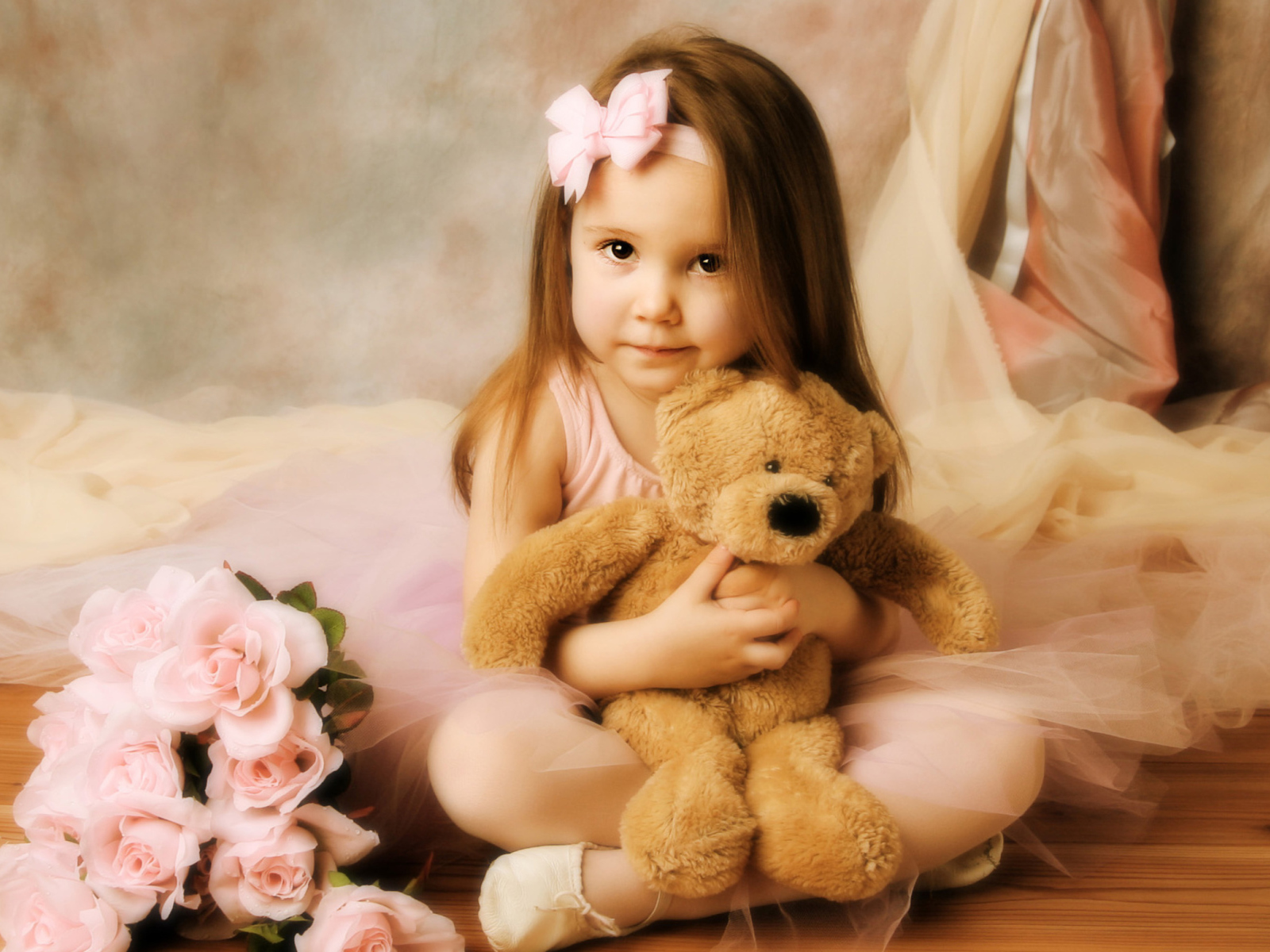 Обои Cute Little Girl With Teddy Bear 1600x1200