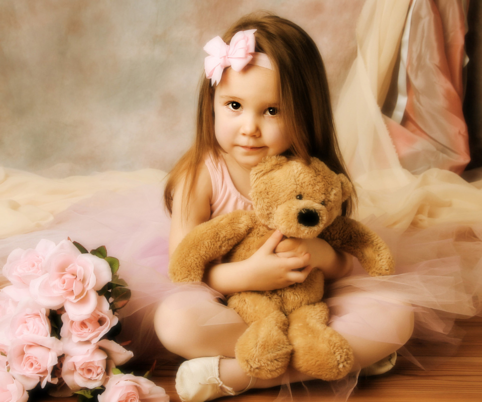 Das Cute Little Girl With Teddy Bear Wallpaper 960x800