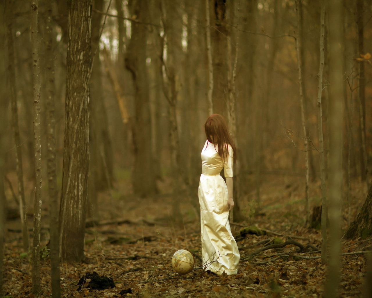 Обои Girl And Globe In Forest 1280x1024
