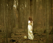 Fondo de pantalla Girl And Globe In Forest 176x144