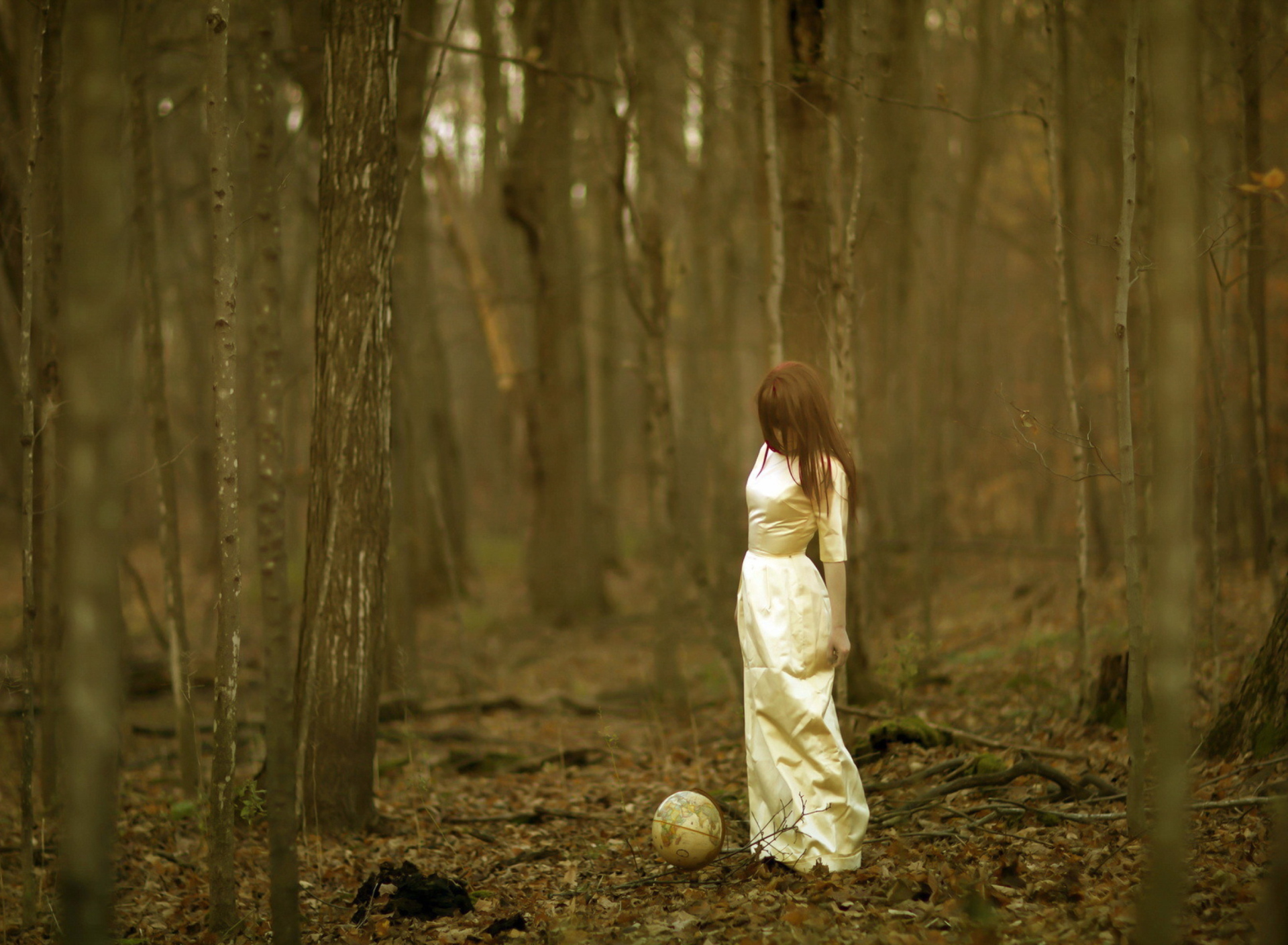 Fondo de pantalla Girl And Globe In Forest 1920x1408