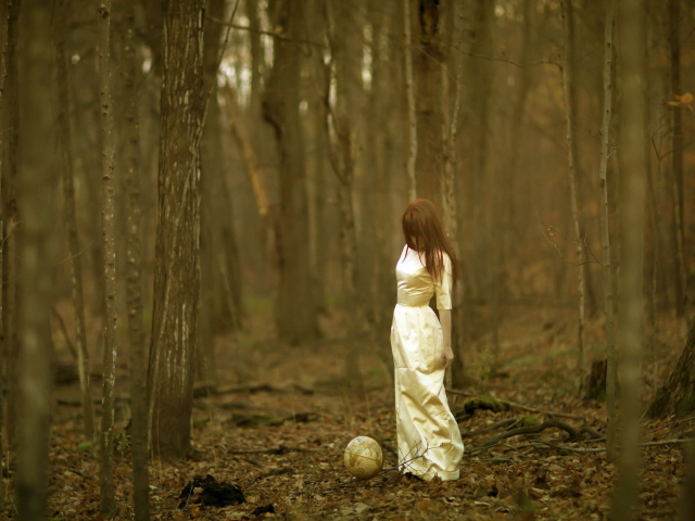 Sfondi Girl And Globe In Forest 640x480