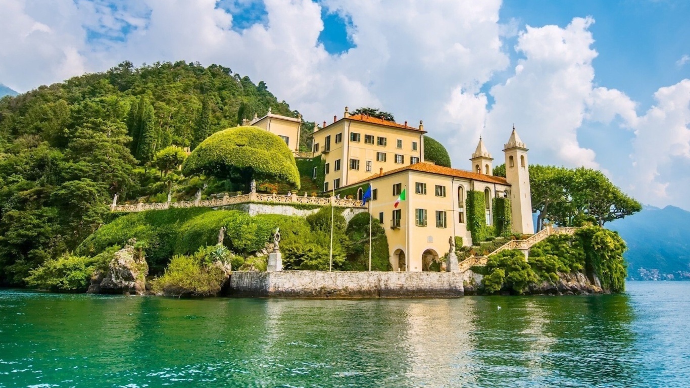 Обои Lake Como in Italy Must Visit 1366x768