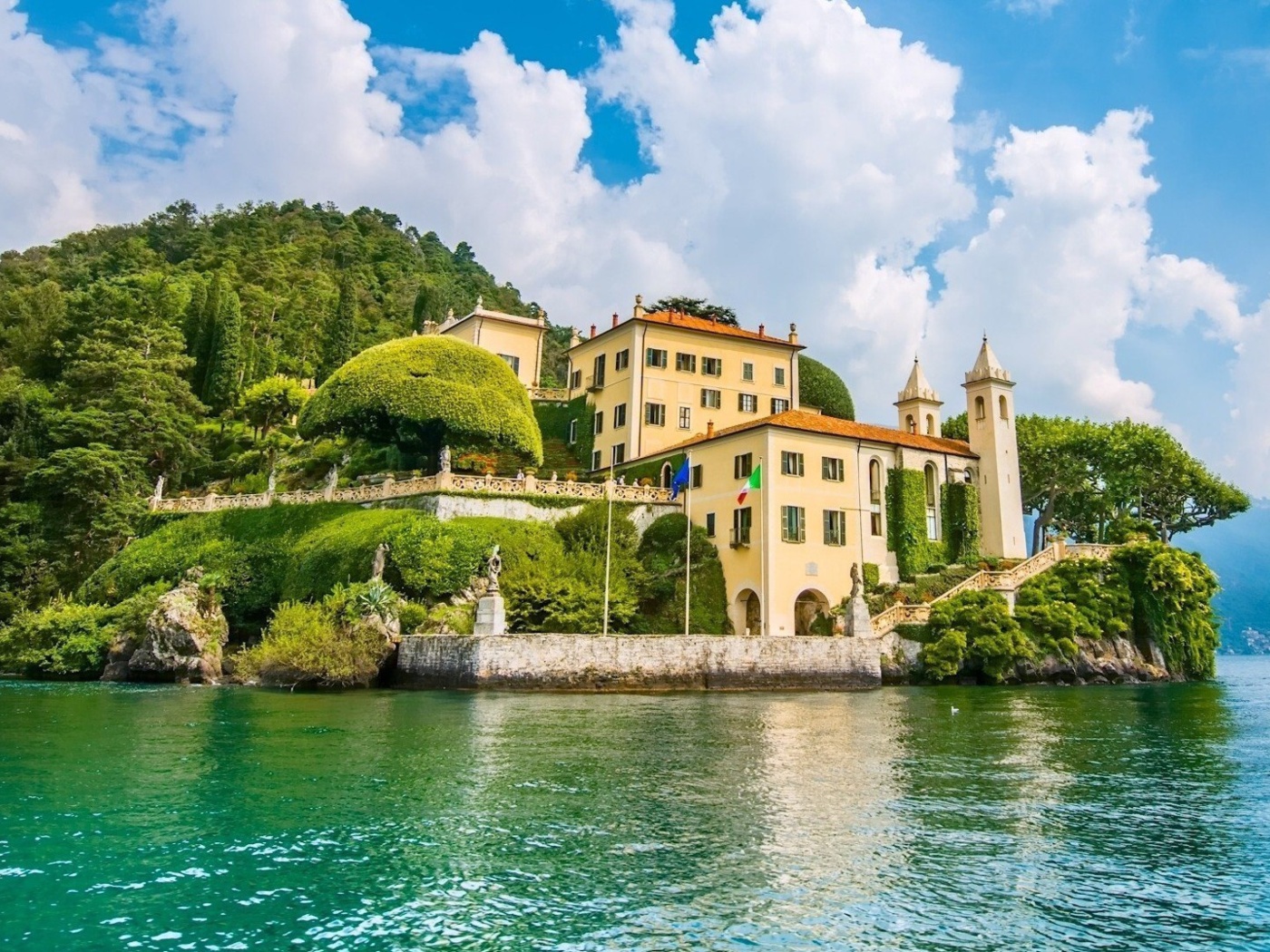 Lake Como in Italy Must Visit wallpaper 1400x1050