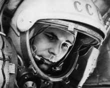 Sfondi Yuri Gagarin First Austronaut 220x176