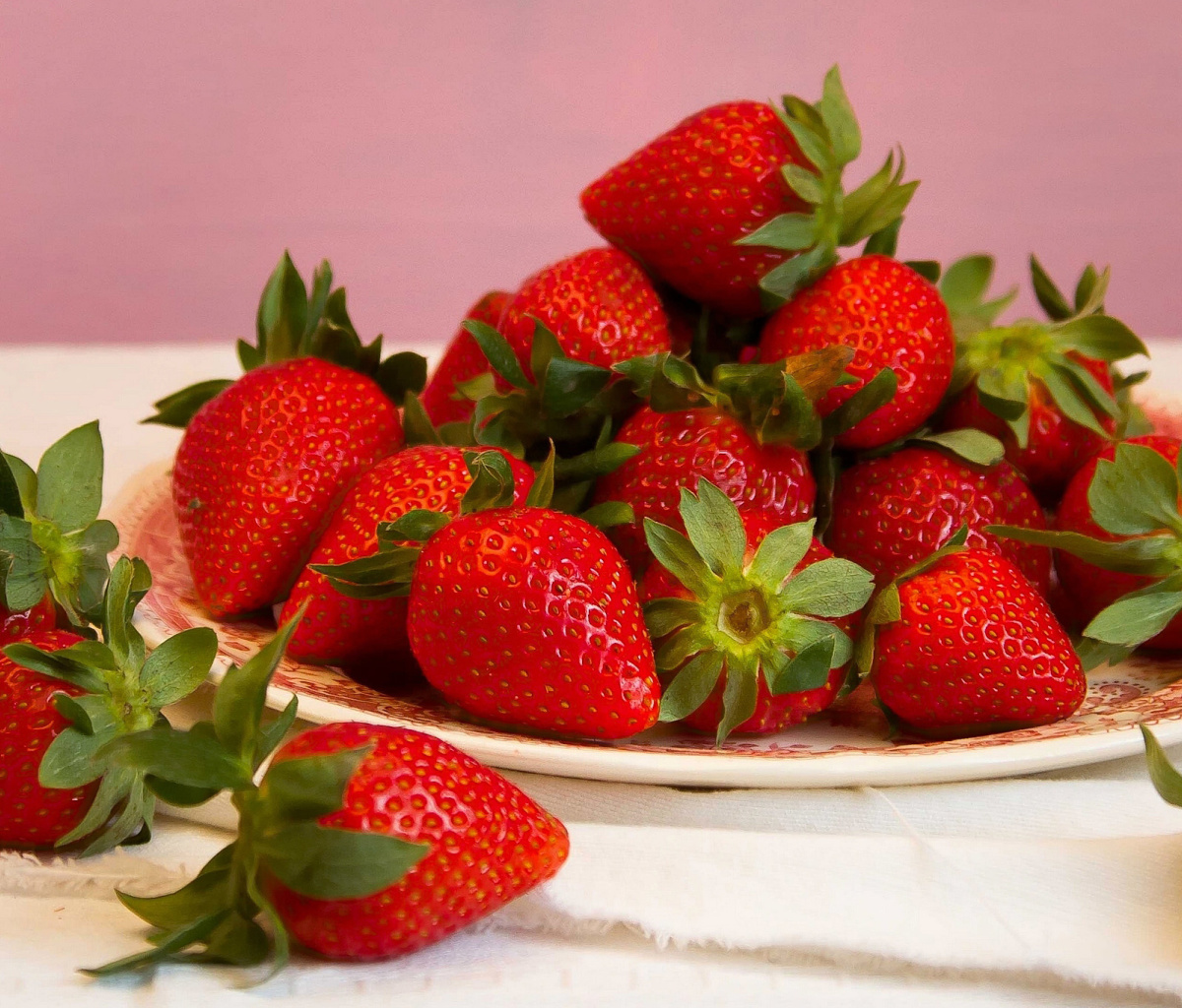 Das Strawberries Plate Wallpaper 1200x1024