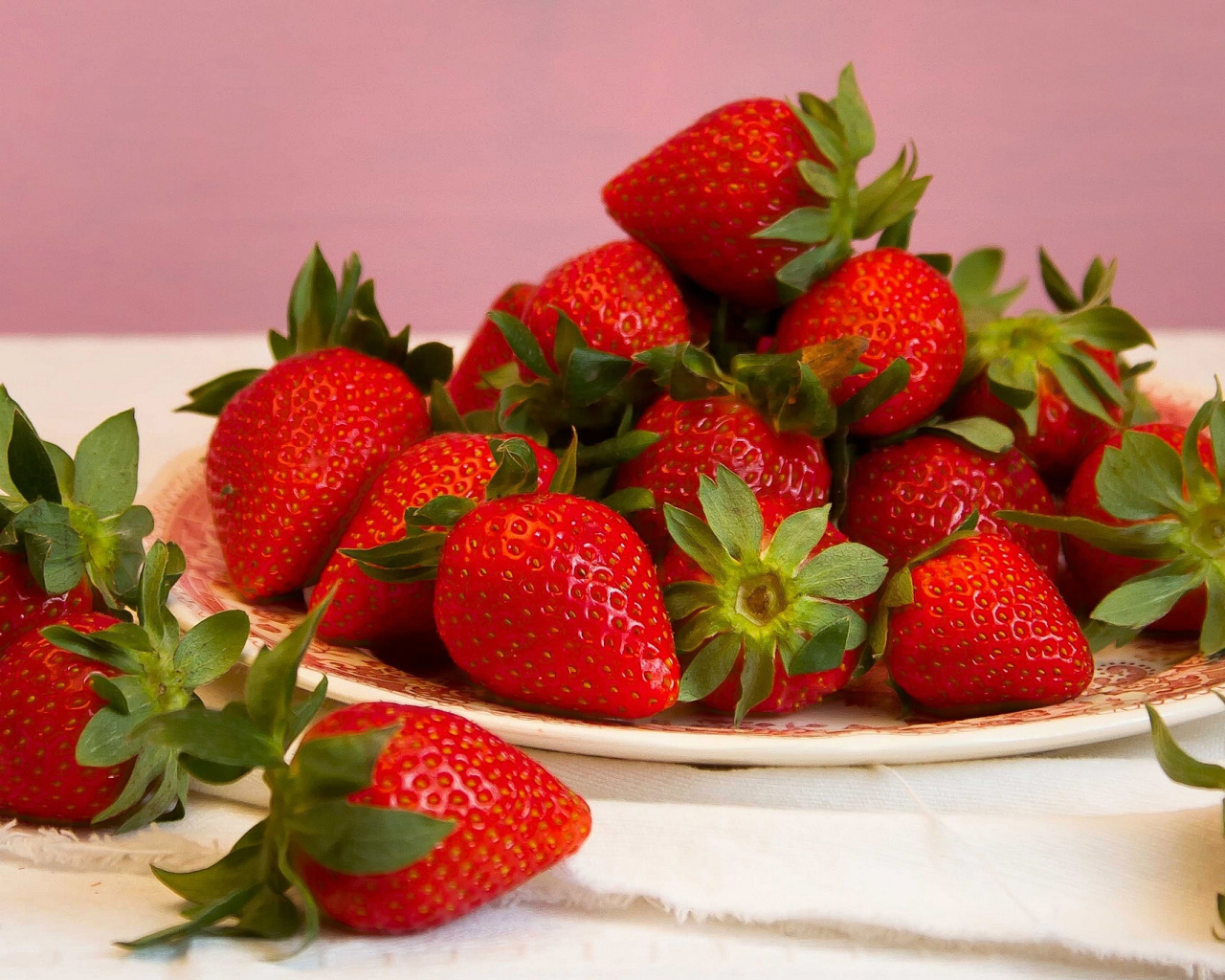 Обои Strawberries Plate 1280x1024