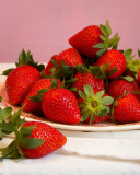 Обои Strawberries Plate 128x160