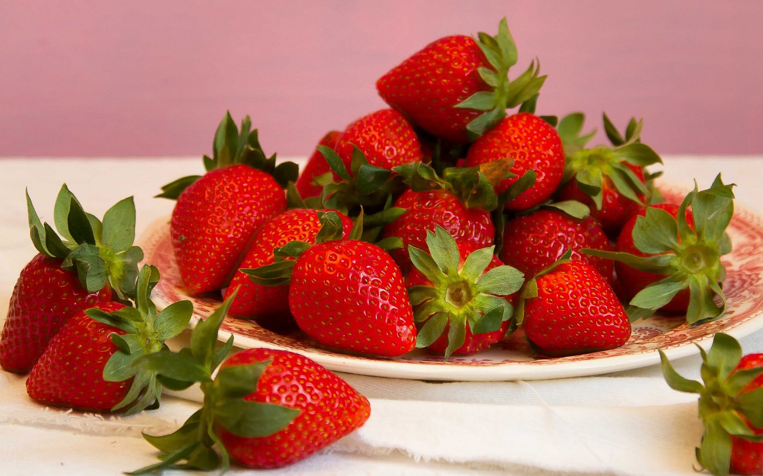 Das Strawberries Plate Wallpaper 2560x1600