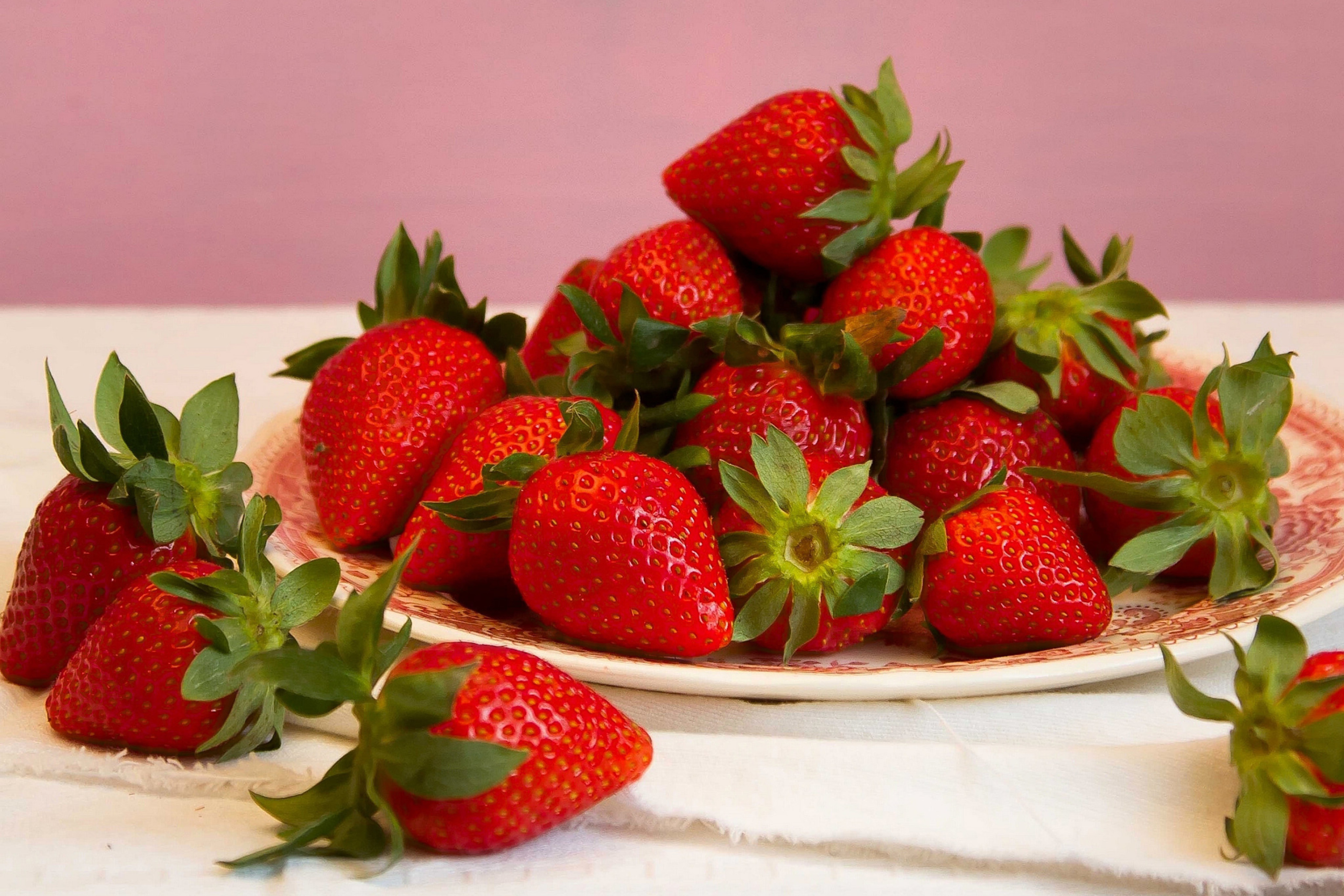 Обои Strawberries Plate 2880x1920