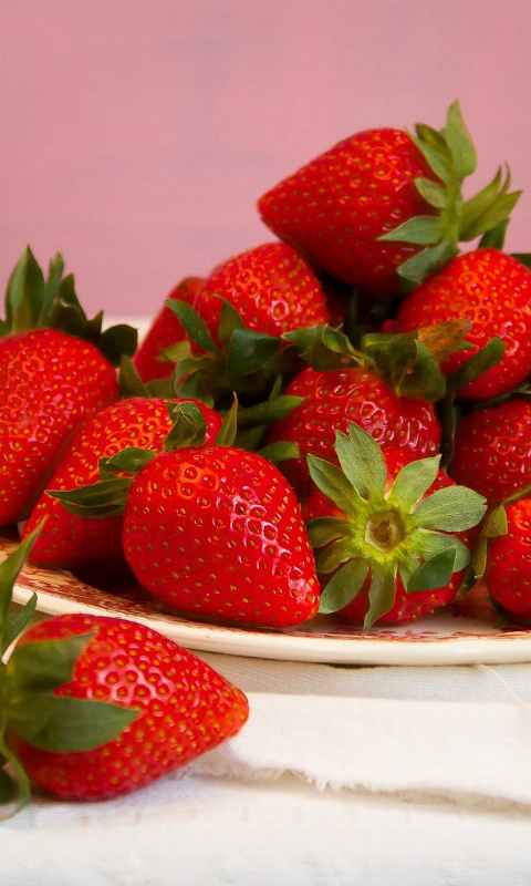 Strawberries Plate wallpaper 480x800