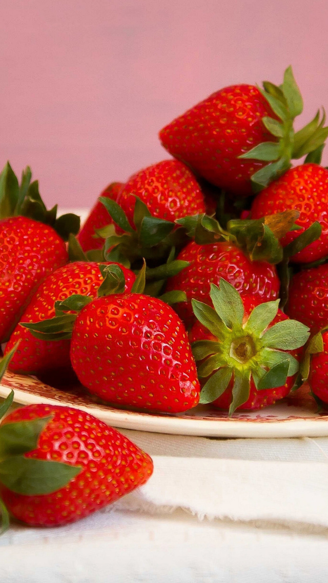 Das Strawberries Plate Wallpaper 640x1136