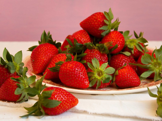 Обои Strawberries Plate 640x480