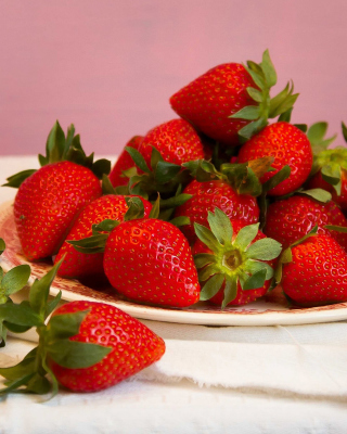 Strawberries Plate - Fondos de pantalla gratis para Nokia Asha 311