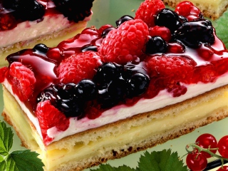 Raspberry And Blackberry Dessert screenshot #1 320x240