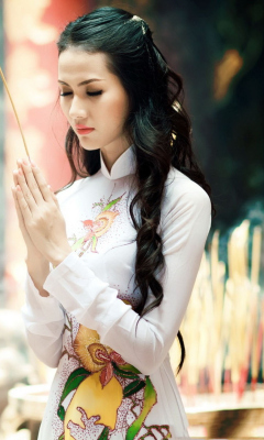 Das Girl Praying Wallpaper 240x400