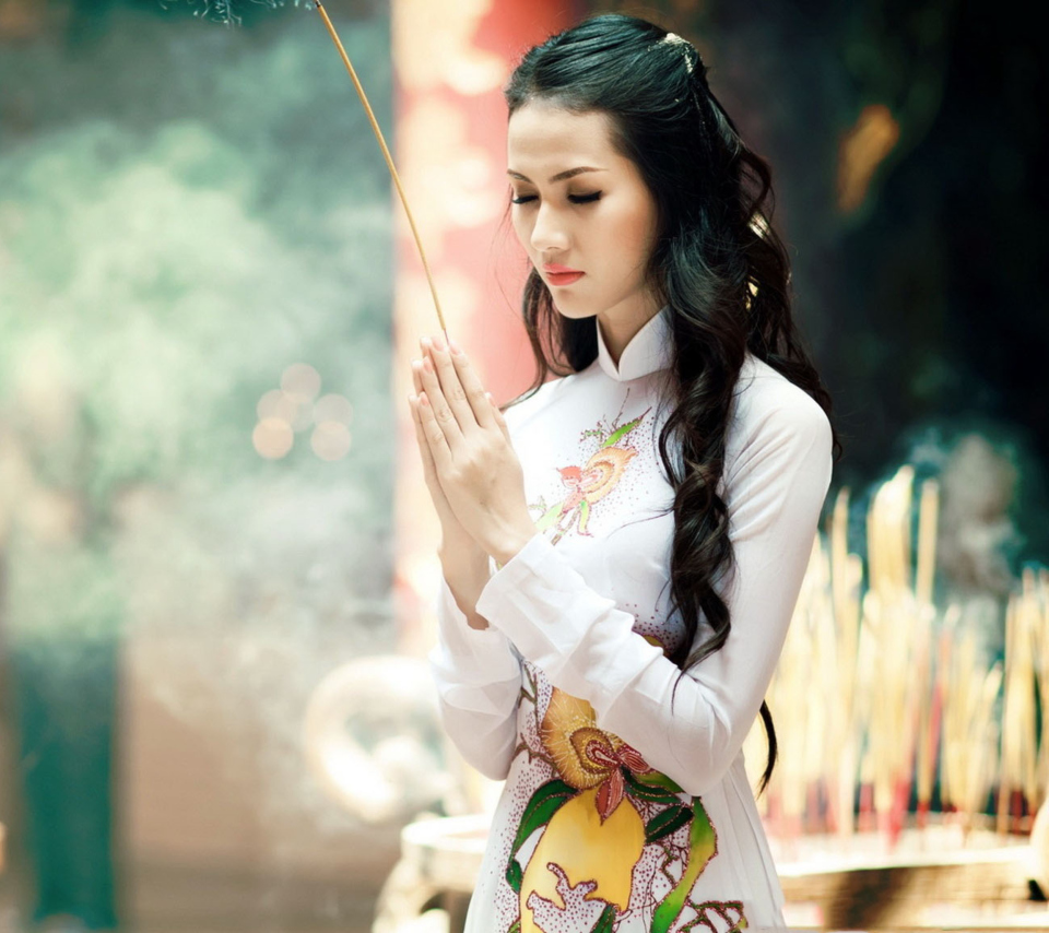 Girl Praying wallpaper 960x854