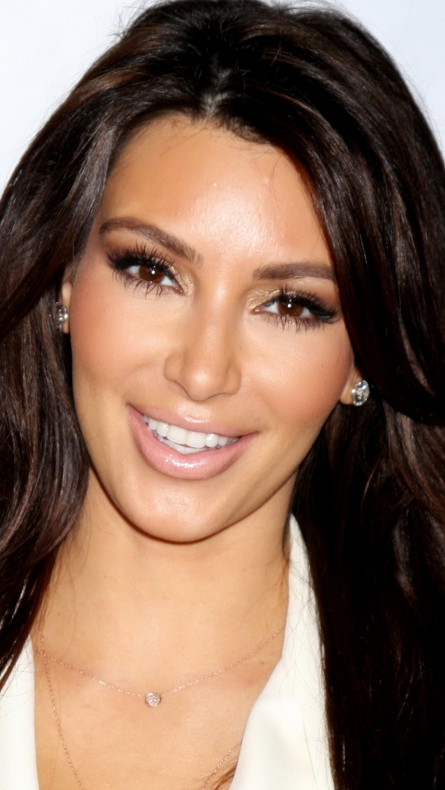 Kim Kardashian wallpaper 640x1136