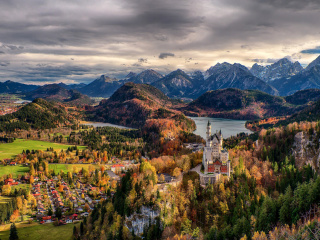 Das Neuschwanstein Castle Panorama Wallpaper 320x240