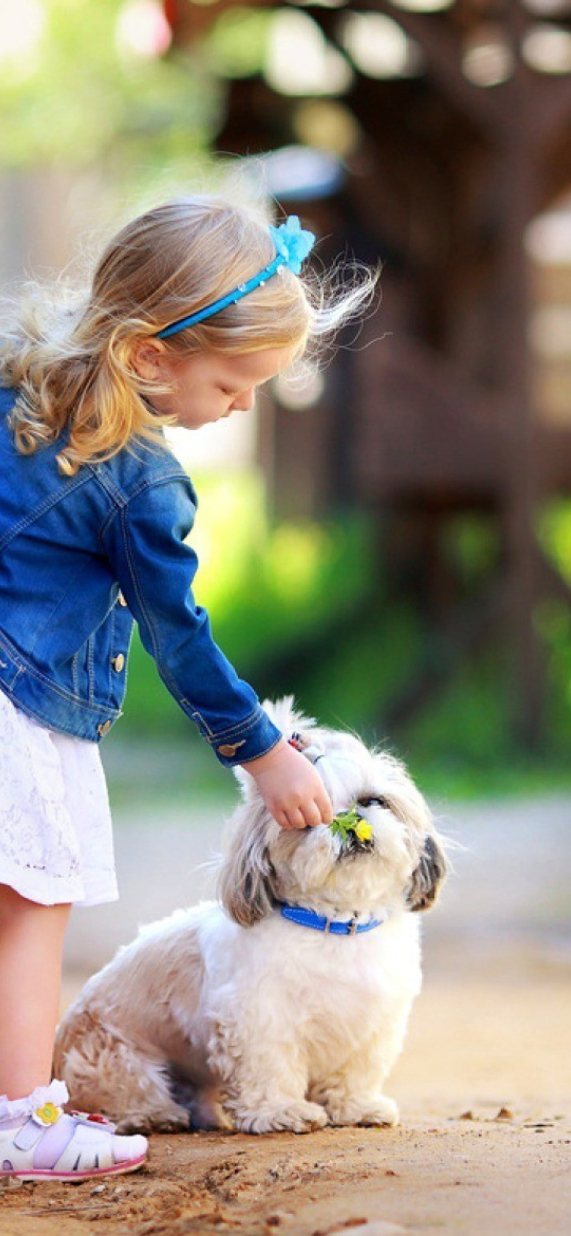 Fondo de pantalla Little Girl With Cute Puppy 1170x2532