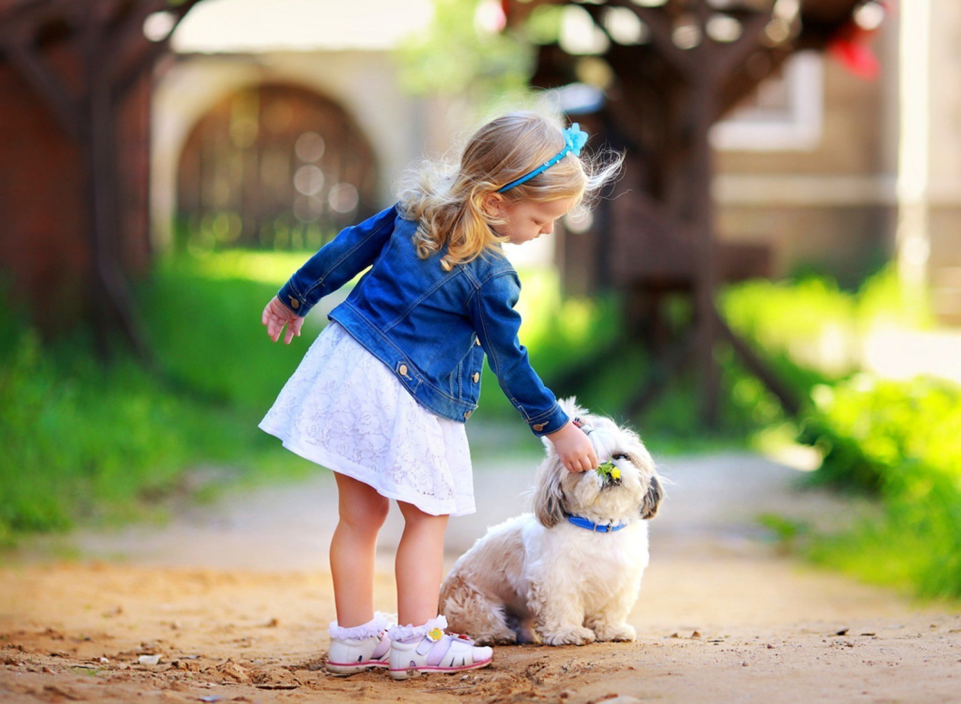 Fondo de pantalla Little Girl With Cute Puppy 1920x1408