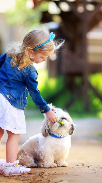Fondo de pantalla Little Girl With Cute Puppy 360x640