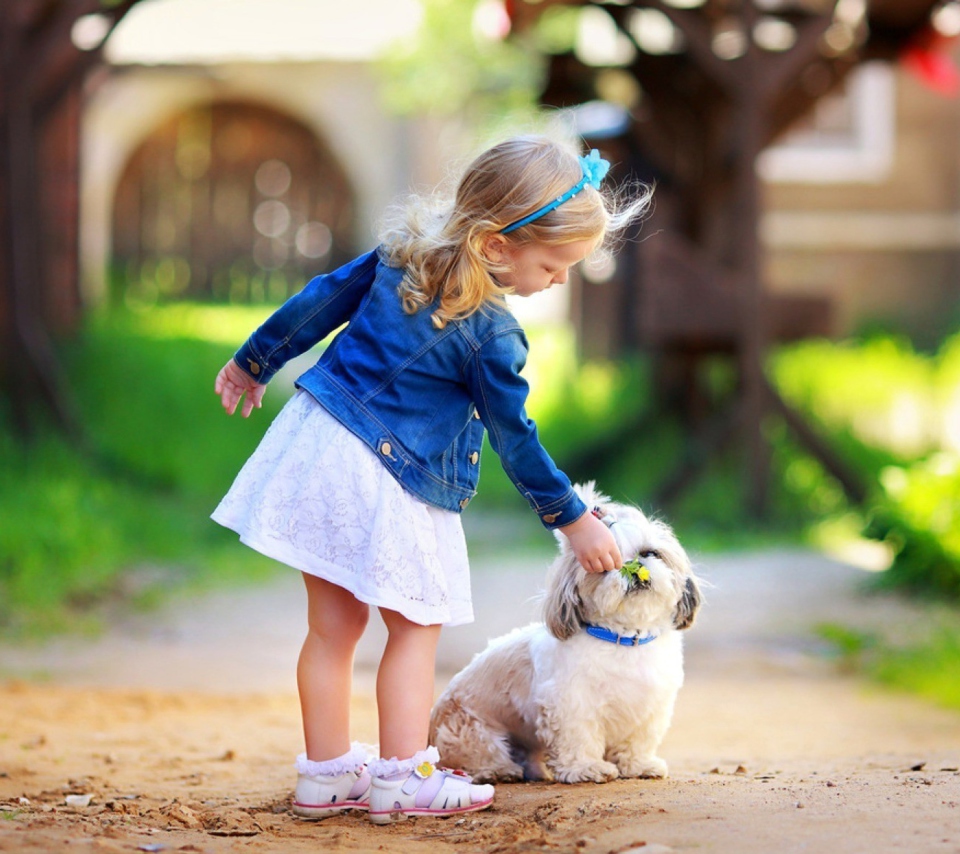 Fondo de pantalla Little Girl With Cute Puppy 960x854