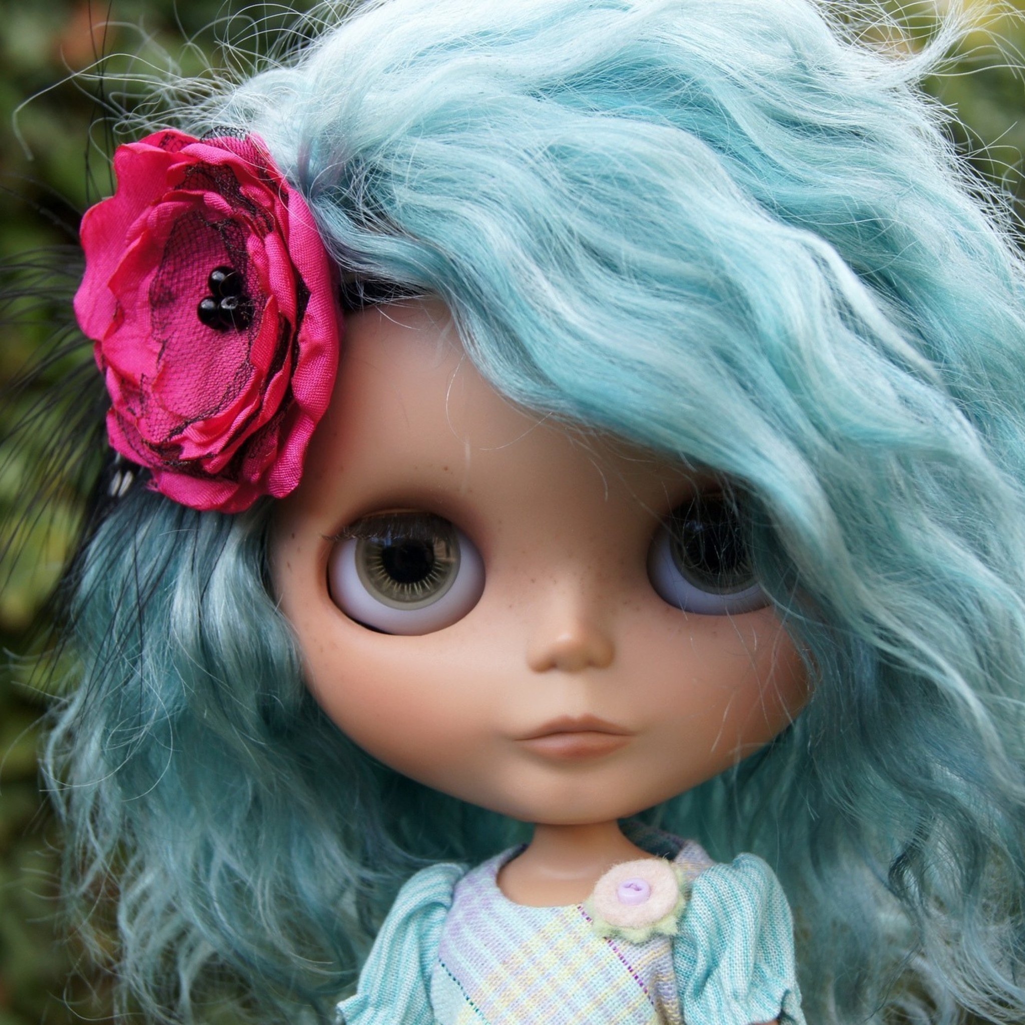 Fondo de pantalla Doll With Blue Hair 2048x2048