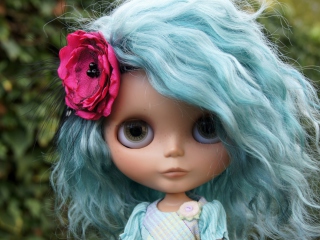 Das Doll With Blue Hair Wallpaper 320x240