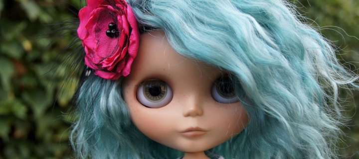 Sfondi Doll With Blue Hair 720x320
